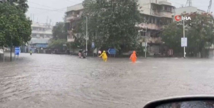 Mumbai’de şiddetli yağış sokakları göle çevirdi, evleri su bastı