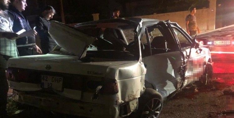 Otomobil direğe çarptı: 2 çocuk öldü, 3 çocuk yaralandı