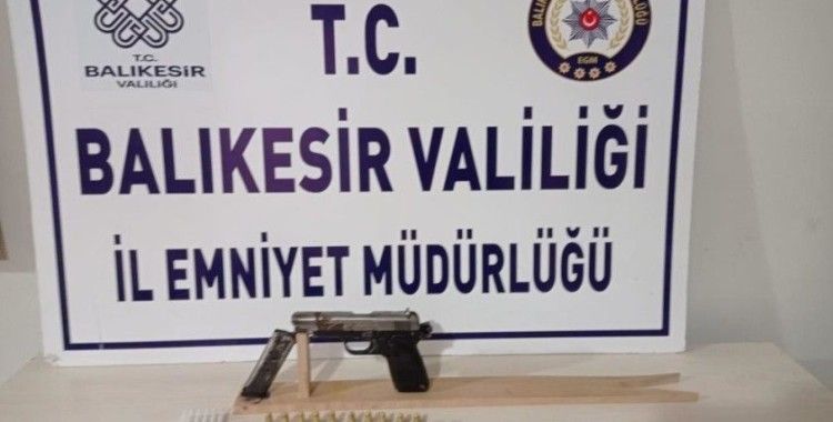 Balıkesir'de polis 12 aranan şahsı gözaltına aldı