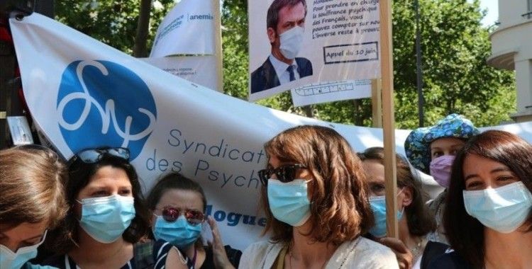 Fransa'da 'ciddiye alınmak' isteyen psikologlar gösteri düzenledi