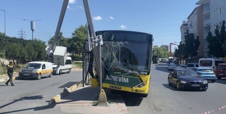 Eyüpsultan’da İETT otobüsü MOBESE direğine çarptı