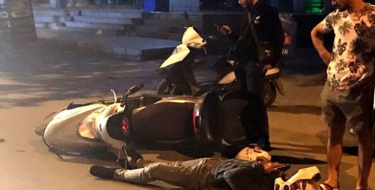Bomboş yolda iki motosikletli kurye kaza yaptı, biri yaralandı