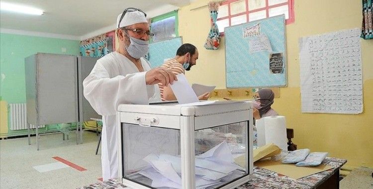 Cezayir'de rekor düşük katılımlı genel seçimin sonuçları ilk 24 saatte açıklanmadı