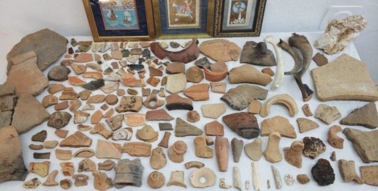 Antik kentler ve piyasadan topladıkları 274 parça tarihi eseri yurt dışına çıkaramadan yakalandılar