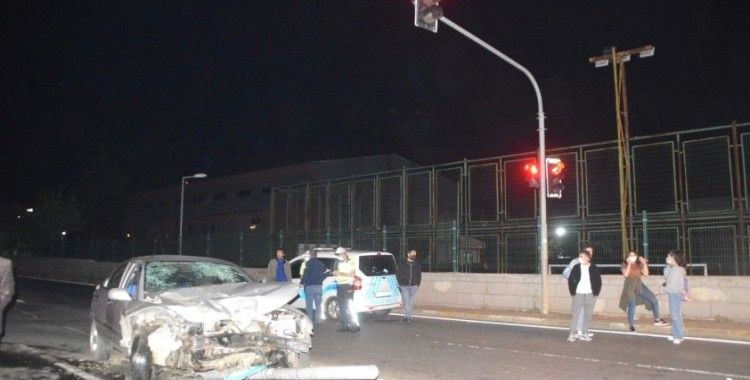 Sarıyer’de minibüs ile otomobil çarpıştı: 3 kişi yaralandı