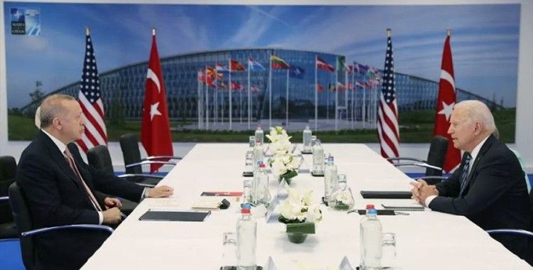Erdoğan, NATO Zirvesi'nde görüştüğü liderlere 'Türkiye'nin Terörizmle Mücadelesi' kitabını verdi