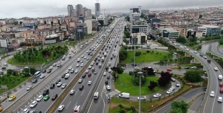Anadolu yakasında sağanak yağış trafiğe neden oluyor