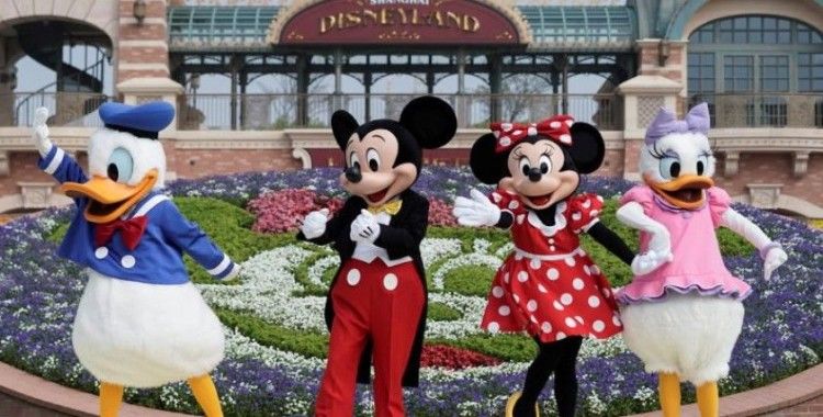 Paris'te Disneyland kapılarını yeniden açtı: Mickey Mouse'a sarılmak yasak