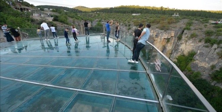 Türkiye'nin ilk cam seyir terası yeniden misafirlerini ağırlamaya başladı