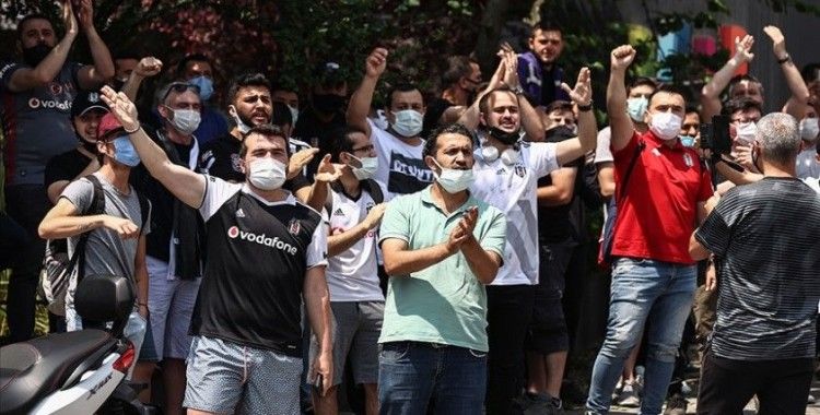 Beşiktaşlı taraftarlar Sergen Yalçın'ın evinin önünde toplandı