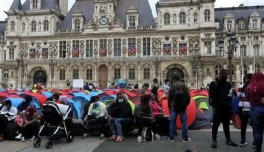 Yüzlerce düzensiz göçmen, Paris'in ortasına çadır kurdu