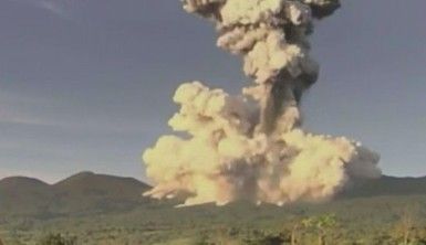 Kosta Rika'da yanardağ patladı