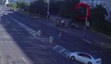 Ukrayna'da otomobil sürücüsü yayaya çarpmamak için karşı şeride girdi