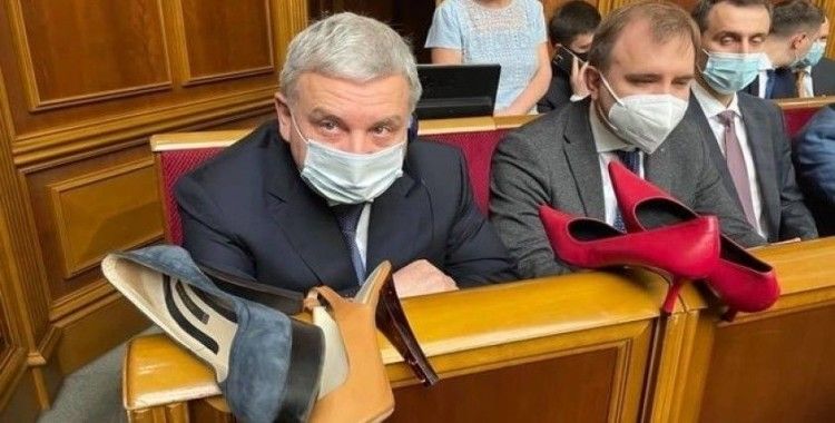 Ukrayna meclisinde savunma bakanına topuklu ayakkabı hediye edildi