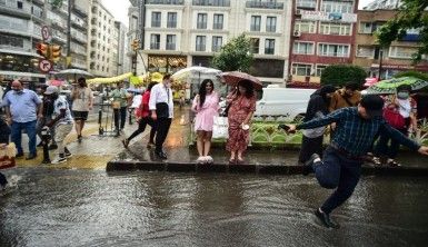 Göle dönen yollarda vatandaşların yağmurla imtihanı
