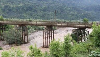 Sel felaketinde 7 mahalleyi bağlayan köprünün ayaklarında hasar oluştu