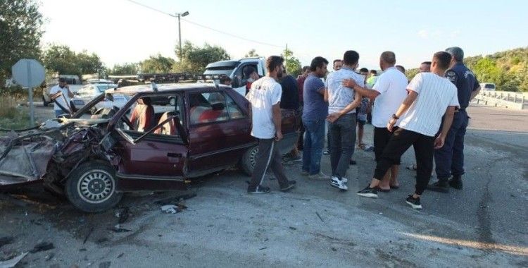Balıkesir'de iki otomobil çarpıştı: 7 yaralı