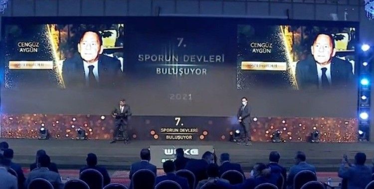 7.si gerçekleşen "Sporun Devleri Buluşuyor" ödül töreninde Cengiz Aygün'e özel ödül