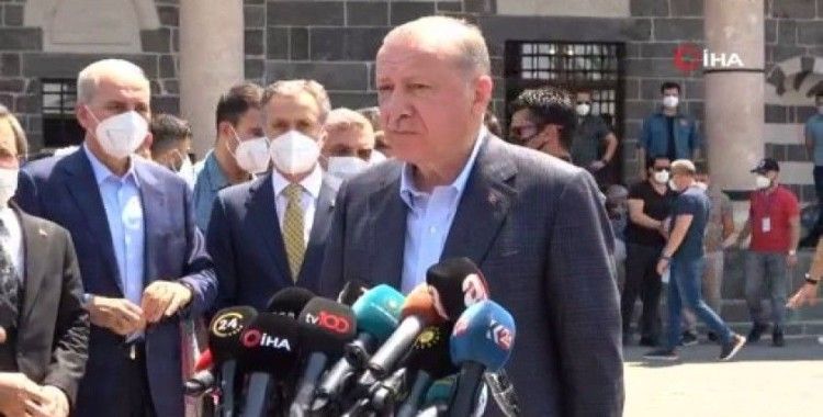 Cumhurbaşkanı Erdoğan, teröristlerin yakıp devletin onardığı Kurşunlu Camii’nde cuma namazı kıldı