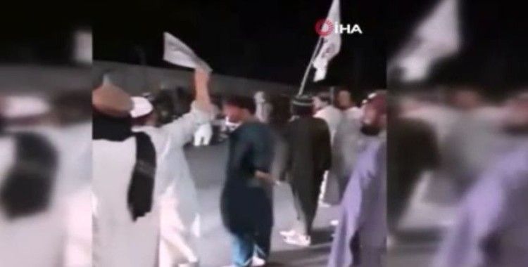 Pakistan’da Taliban bayraklı gösteri