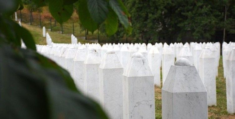 Srebrenitsa'daki Potoçari Anıt Mezarlığı soykırım kurbanlarının defnedilmesiyle sessizliğe büründü