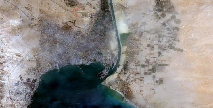 Dünyanın en önemli su yollarından olan Süveyş Kanalı, bu yıl tarihinin en yüksek gelirini elde etti