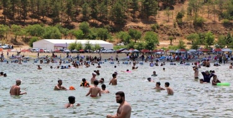 Doğu'nun gizli denizi 'Hazar Gölü' tatilcilerin akınına uğradı