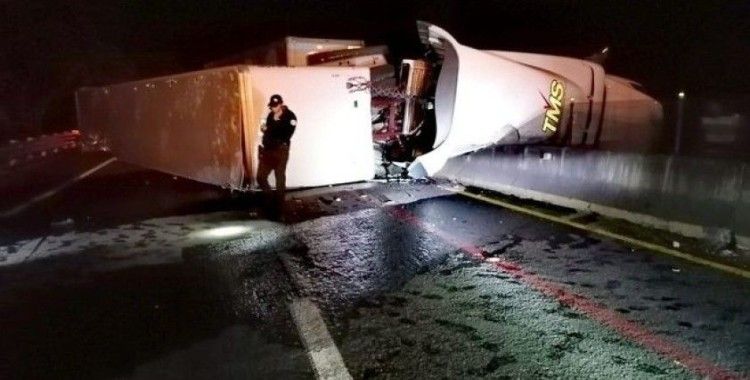 Meksika’da tır yolcu otobüsüne çarptı: 6 ölü