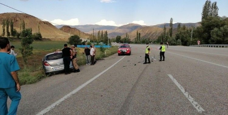 Erzurum’da iki otomobil kafa kafaya çarpıştı: 9 yaralı