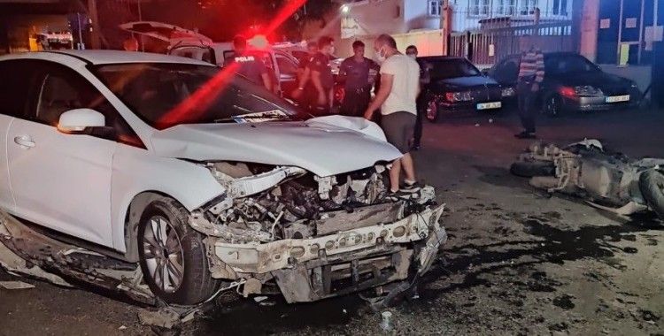 Gaziosmanpaşa’da otomobil ile motosiklet çarpıştı: 1’i ağır 2 kişi yaralandı