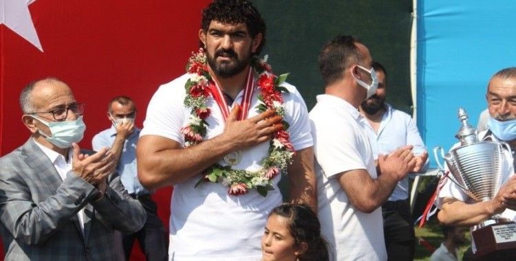 Konyalı pehlivan İsmail Koç memleketinde ’şampiyon’ gibi karşılandı