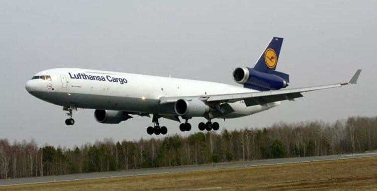 Lufthansa anonslarından 'bayanlar ve baylar' ifadelerini çıkarıyor
