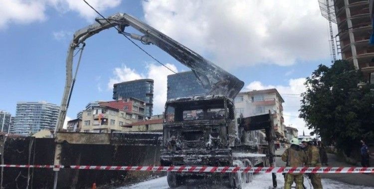 Kadıköy'de beton pompası alev alev yandı