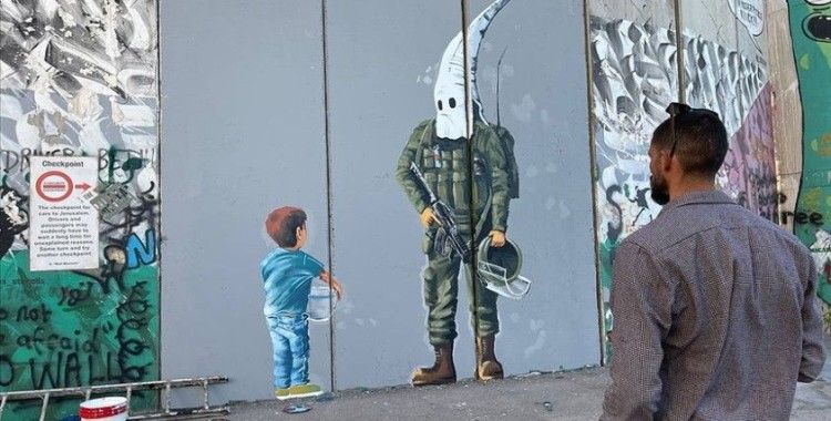 Filistinli ressamdan Ayrım Duvarı'na 'İsrail ırkçılığı' temalı çizim