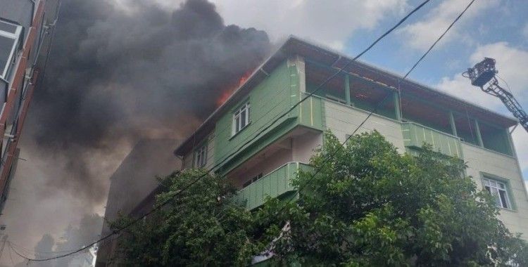 Avcılar'da binanın çatısı alevlere teslim oldu: 5 kişi dumandan etkilendi
