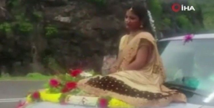 Hindistan’da araç kaputu üzerinde tehlikeli düğün pozu