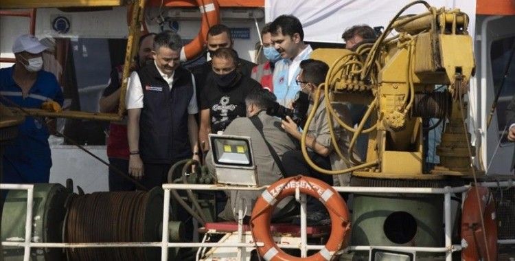 Bakan Kurum ve Bakan Pakdemirli Marmara Denizi'ne midye bıraktı