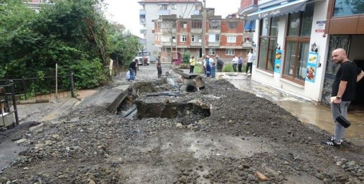 Trabzon'da şiddetli yağış etkili oldu, Arap turistin aracı çukura düştü