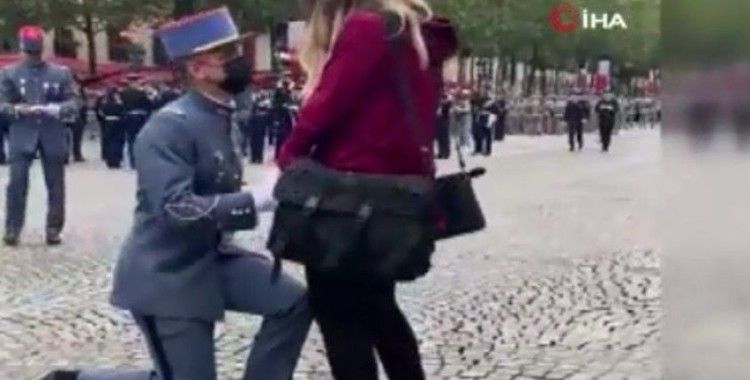 Fransa’da askeri geçit töreninde evlilik teklifi