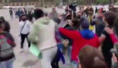 Kübalı protestocular ve Meksikalılar arasında tekmeli yumruklu kavga