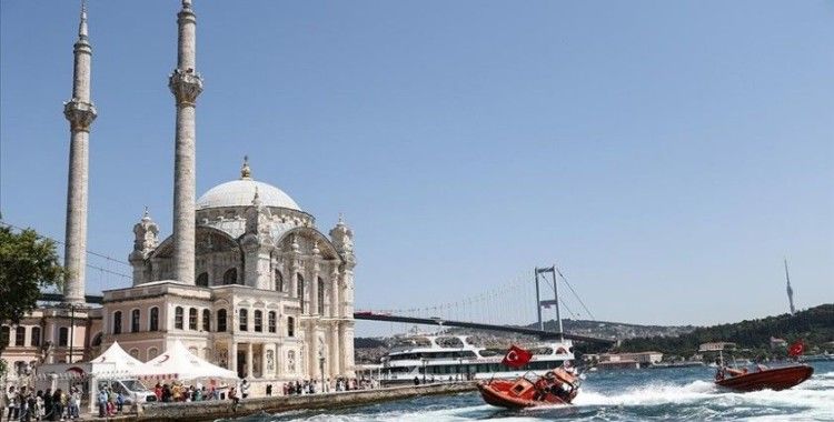Kıyı Emniyeti Genel Müdürlüğünden İstanbul Boğazı'nda saygı seyri