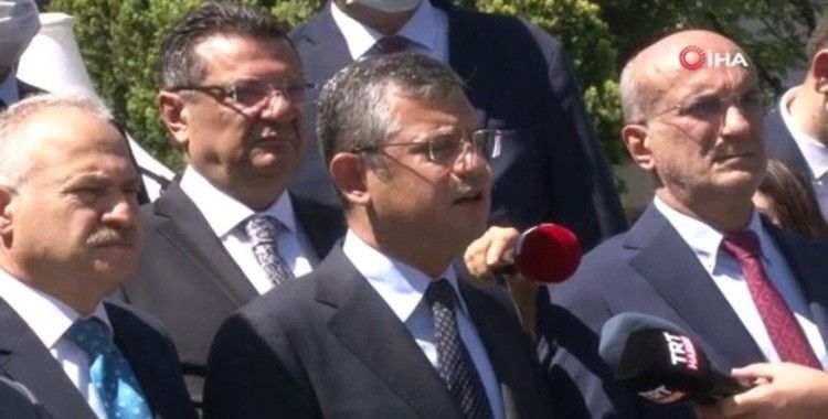 CHP’li milletvekilleri TBMM Şehitler Anıtı’na karanfil bıraktı