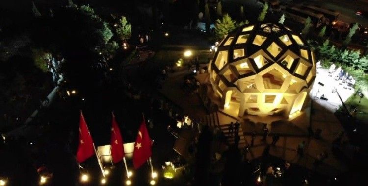 15 Temmuz Şehitler Anıtı’na yoğun ilgi gece saatlerinde havadan görüntülendi