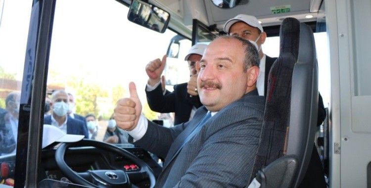 Yüzde 100 yerli ve elektrikli otobüsü Bakan Varank sürerek Samsun'a getirdi