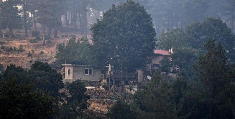 Mersin'de devam eden orman yangını nedeniyle boşaltılan evler görüntülendi
