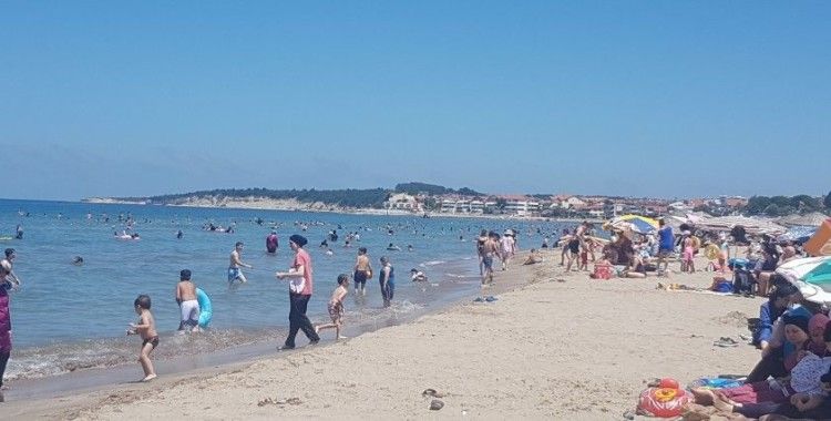 İstanbul'un yanı başında sahiller erken tatilcilerle doldu