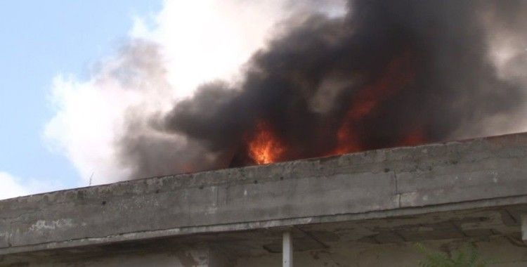 Arnavutköy'de metruk binanın çatısı alev alev yandı