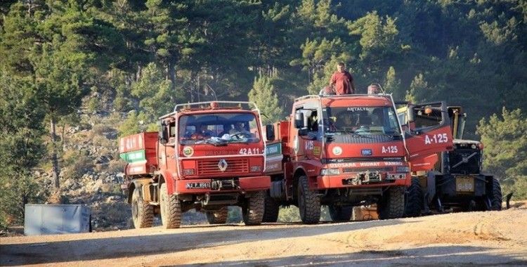 Mersin'deki orman yangınına 3. gününde havadan ve karadan müdahale sürüyor