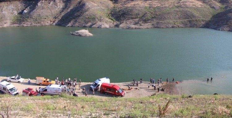 Amasya Suluova Derinöz Barajı’nda serinlemek için suya giren aynı aileden 5 kişi kayboldu.