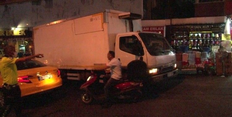 Maltepe’de freni boşalan kamyon araçlara çarptı: 2 yaralı
